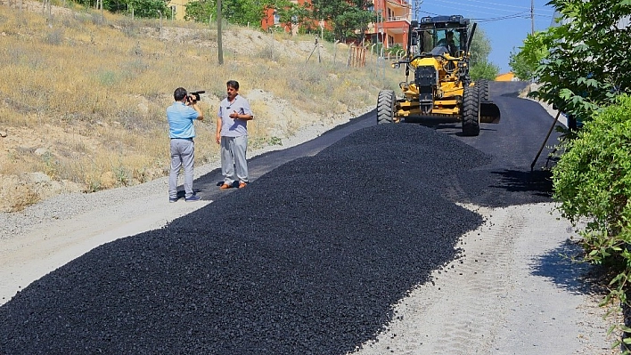 Yıldıztepe Mahallesinde sıcak asfalt çalışması devam ediyor 