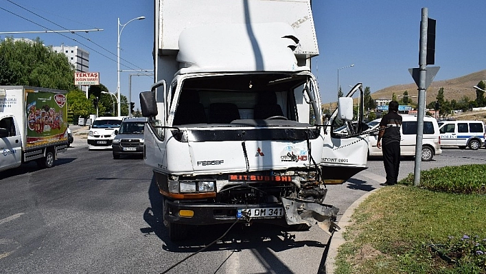 Kamyon kırmızı ışıkta bekleyen araçların arasına daldı 