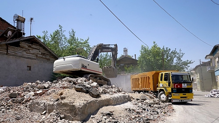 Beydağı'nda yıkılan yapıların molozları kaldırılıyor 