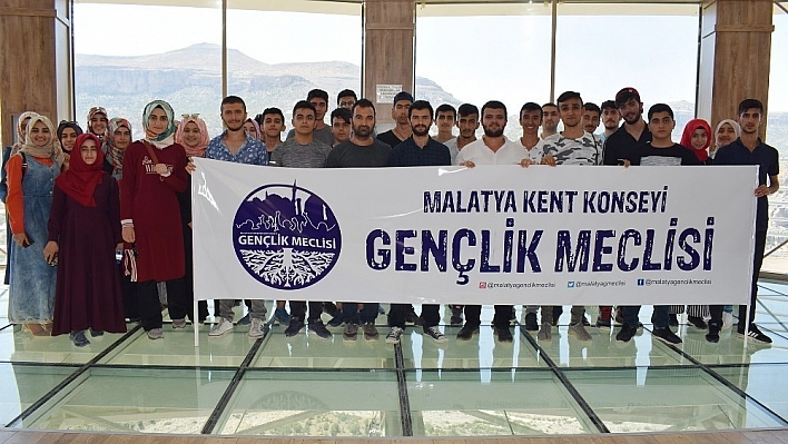 Gençler tarihi yerleri geziyor 