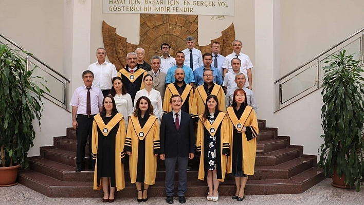 Unvanda yükselen akademisyenlere cübbeleri giydirildi 