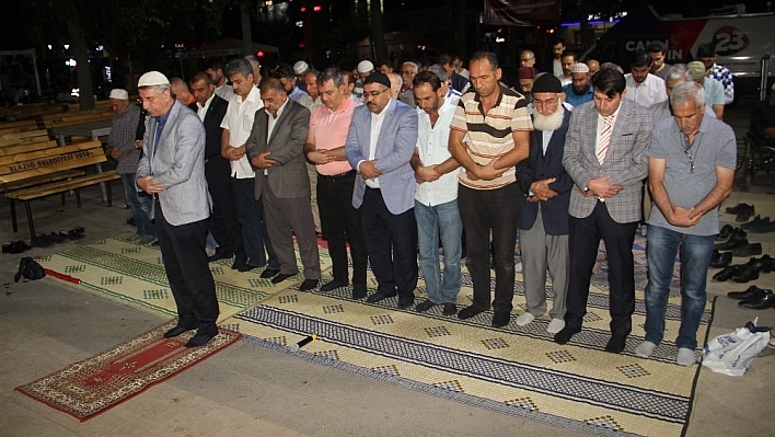 Demokrasi nöbeti sabah namazı ile sona erdi