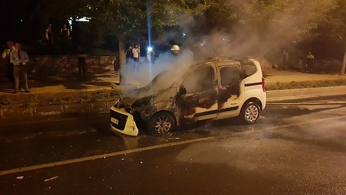 Elazığ'da seyir halindeki araç yandı 