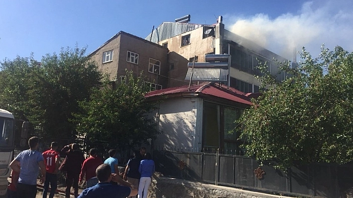 Karlıova'da yangın paniğe neden oldu 