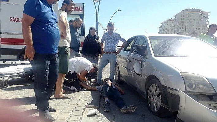 Otomobil motosiklete çarptı: 2 yaralı 