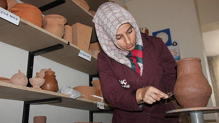 Kadınlar çamura şekil vererek meslek öğreniyor 