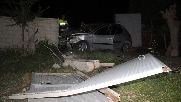 Otomobil bahçe kapısına çarptı: 4 yaralı 