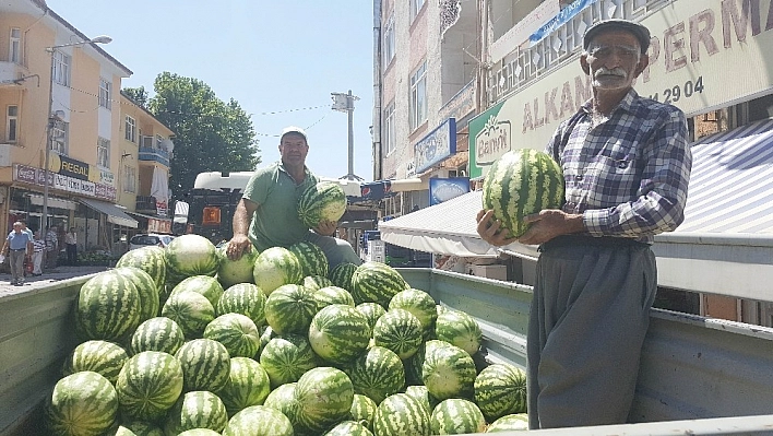 Çemişgezek karpuzu tezgahlarda yer buluyor 