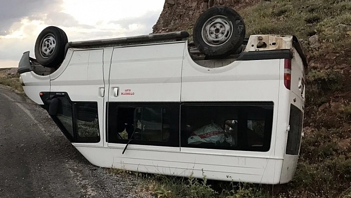 İşçileri taşıyan minibüs devrildi: 6 yaralı 
