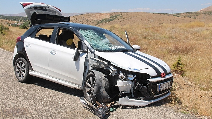 Otomobil ile motosiklet çarpıştı: 1 ölü, 8 yaralı 