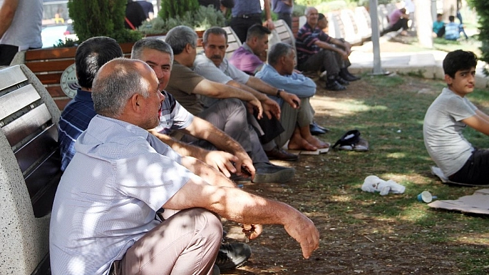 Sıcaklıklar arttı, vatandaşlar parklarda serinlemeye çalıştı 