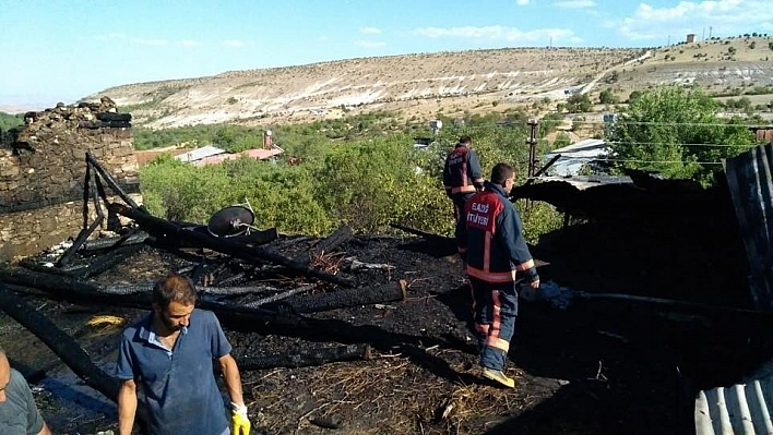 Elazığ'da ev ve odunluk yangını 