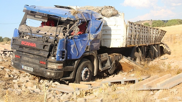Tır ile otomobil çarpıştı: 4 yaralı