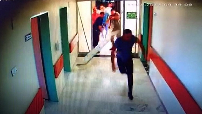 Yoğun bakım kapsını kırıp doktora saldırdılar 