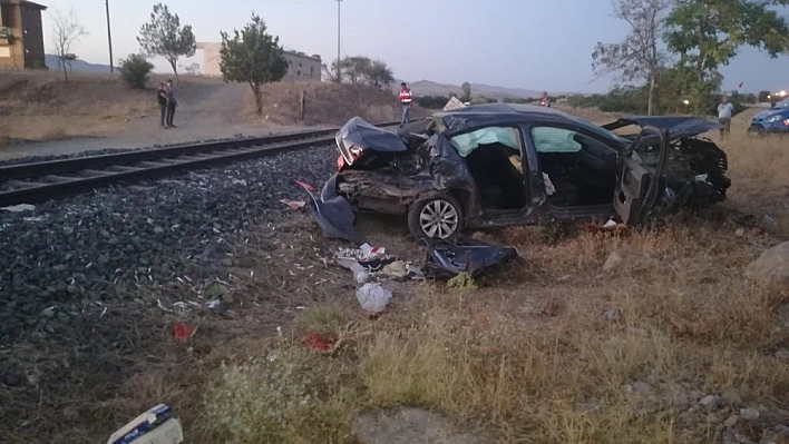 Trenin çarptığı otomobilden atlayarak kurtuldu 