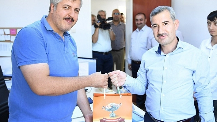 Çınar, belediye çalışanlarının bayramını kutladı 