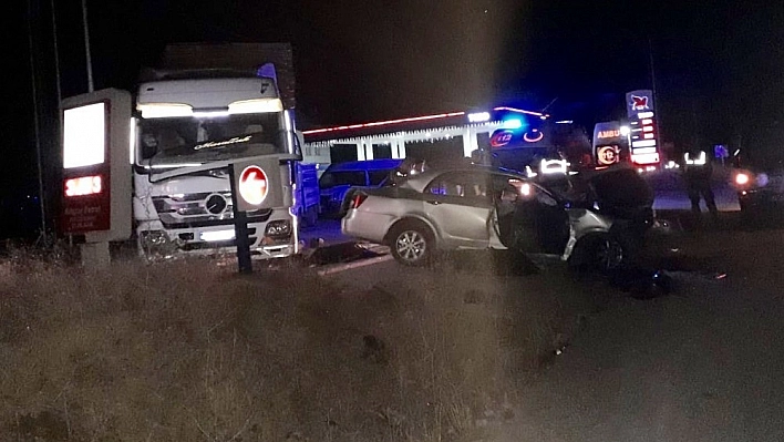 3 kişinin öldüğü kaza anı güvenlik kamerasında 