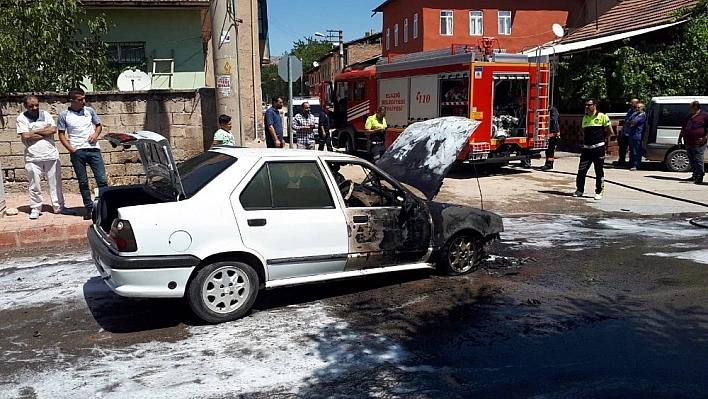 Seyir halindeki otomobil alev aldı 