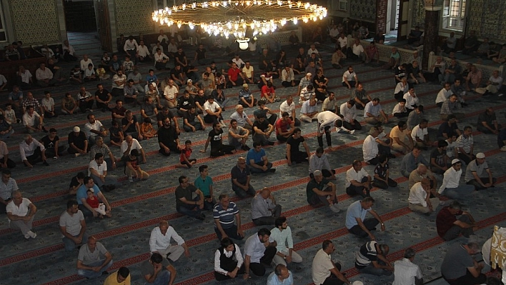 Elazığ'da bayram namazında camiler doldu taştı 