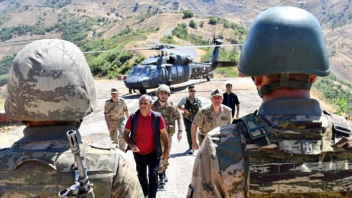 Vali Sonel, terörle mücadelede nöbetteki  kahramanlarla bayramlaştı 