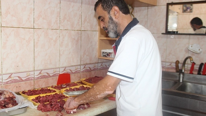 Elazığ'da kasapların kıyma çekme mesaisi 
