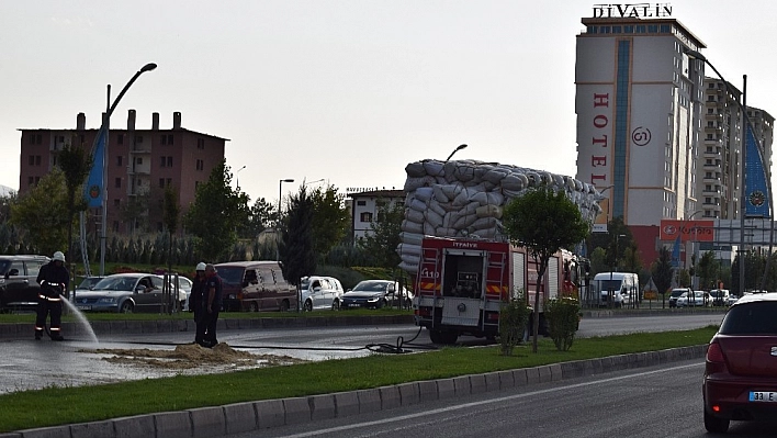 Sigara izmariti saman balyalarını tutuşturdu 