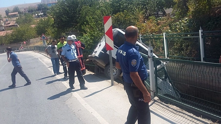 Araç sulama kanalına düştü 