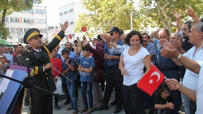 Askeri bando vatandaşları coşturdu