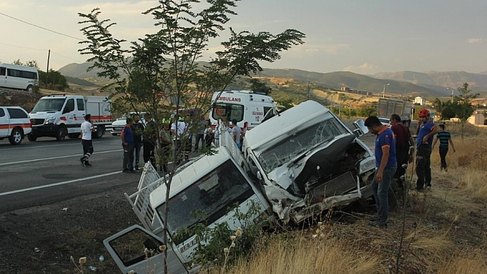 Feci trafik kazası: 3'ü çocuk 20 yaralı