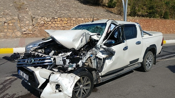 Tunceli'de kamyonet refüjdeki işçilere çarptı: 5 yaralı 