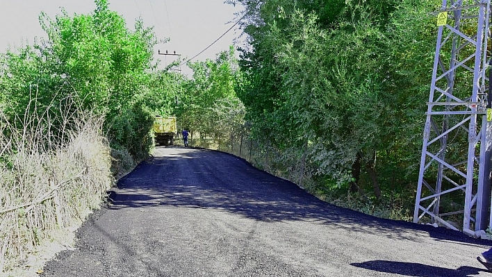 Toygar Mahallesi'nde sıcak asfalt serimi yapıldı 