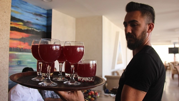 Hoşaf milli içecek olarak kafelerde 
