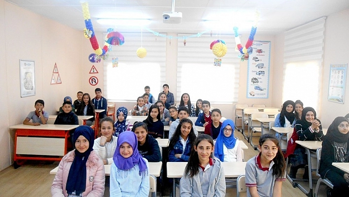 Öğrencilere uygulamalı trafik eğitimi veriliyor 
