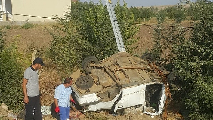 Şarampole uçan otomobil direğe çarptı: 1 ölü, 2 yaralı 