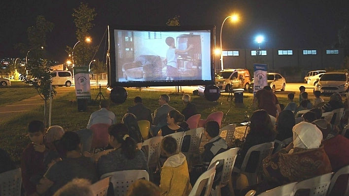 Yeşilyurt Belediyesinin 'Açık hava sinema günleri' yoğun ilgi gördü 