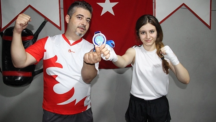 16 yaşında babasının 'madalya' hayalini gerçekleştirdi