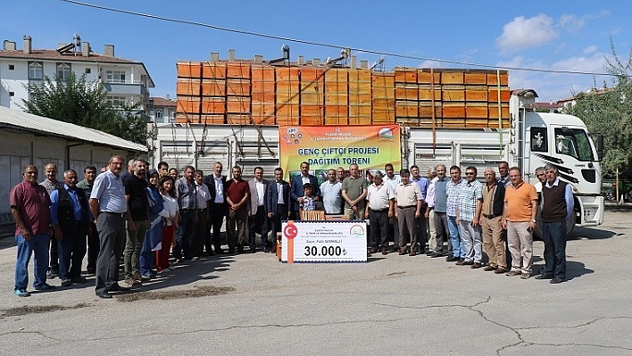 Elazığ'da arıcılara kovan dağıtıldı 