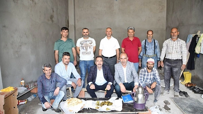Vali Mantı,işçilerin sofrasına konuk oldu 