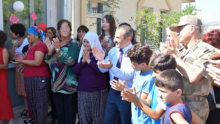 Kadınların el emekleri davullu zurnalı törenle görücüye çıktı 