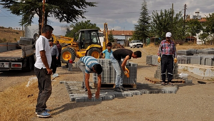 Arguvan'da yol çalışmaları sürüyor 
