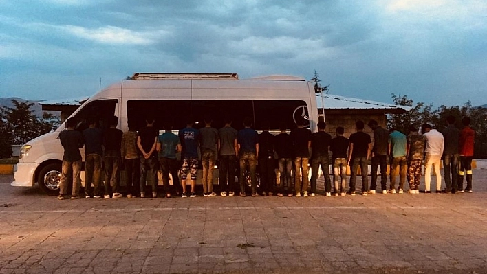22 göçmen sahte evrakla yakalandı