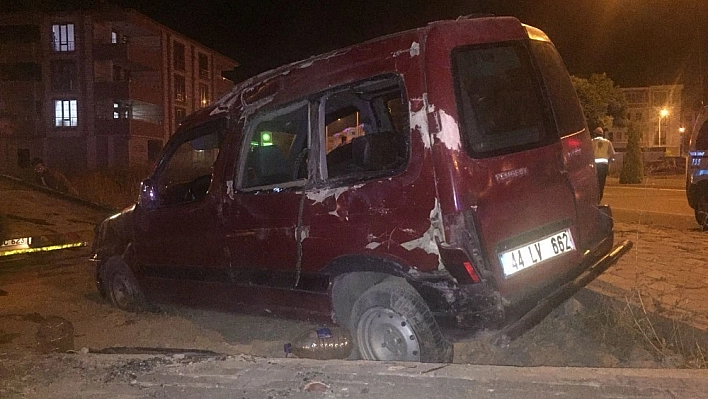 Hafif ticari araç tarlaya uçtu: 6 yaralı 