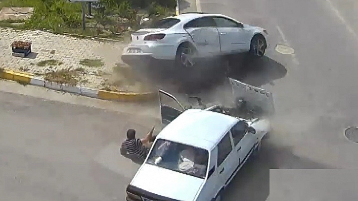 Feci Trafik Kazasında Sürücü Dışarı Fırladı