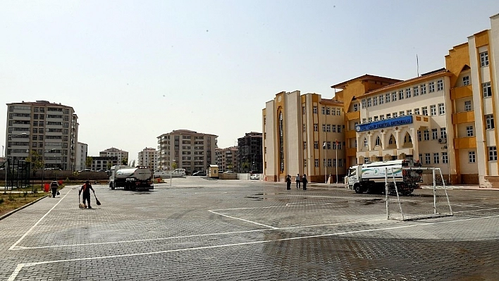 Yeşilyurt Belediyesi, ilçedeki okulların temizliğini yaptı 