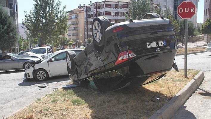 Elazığ'da iki otomobil çarpıştı, biri takla attı :4 yaralı 