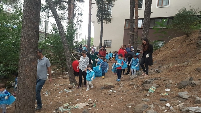 Miniklerden çevre temizliği 