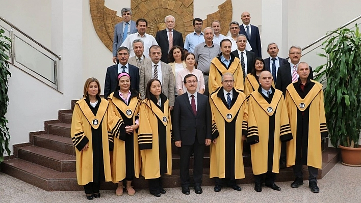 Unvanda yükselen akademisyenlere cübbeleri giydirildi 