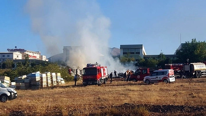 Malatya'da boş arazideki tahtalar yandı 