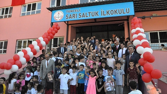 İlk öğretim haftasında Vali Sonel, öğrencilerle okul açtı 