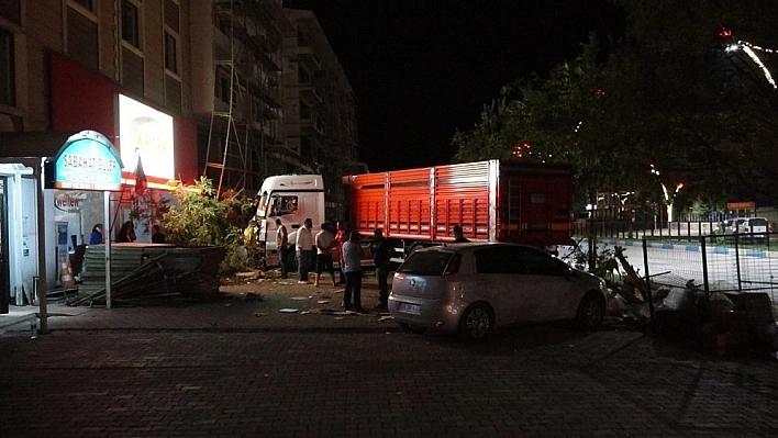 Tır, 7 aracı kullanılamaz hale getirdi 